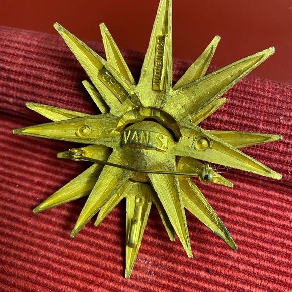 Roger Van S brooch. Starburst with lg red cut stone - Picture 2 of 3